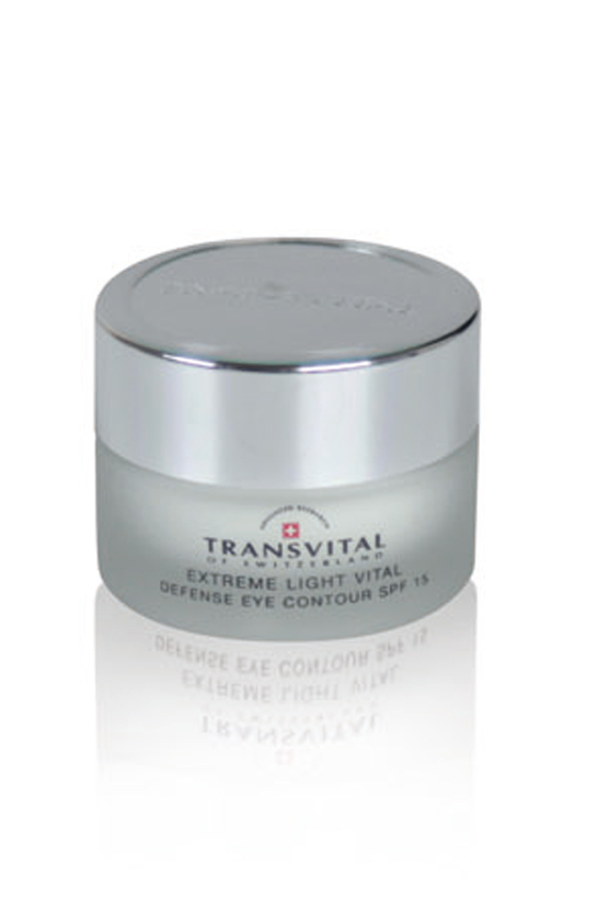 TRANSVITAL DEFENSE EYE CONTOUR SPF 15, una crema solare specifica per la pelle delicata del contorno occhi. Protegge dai danni provocati dall’esposizione e aiuta a prevenire le macchie di pigmentazione. € 93,00